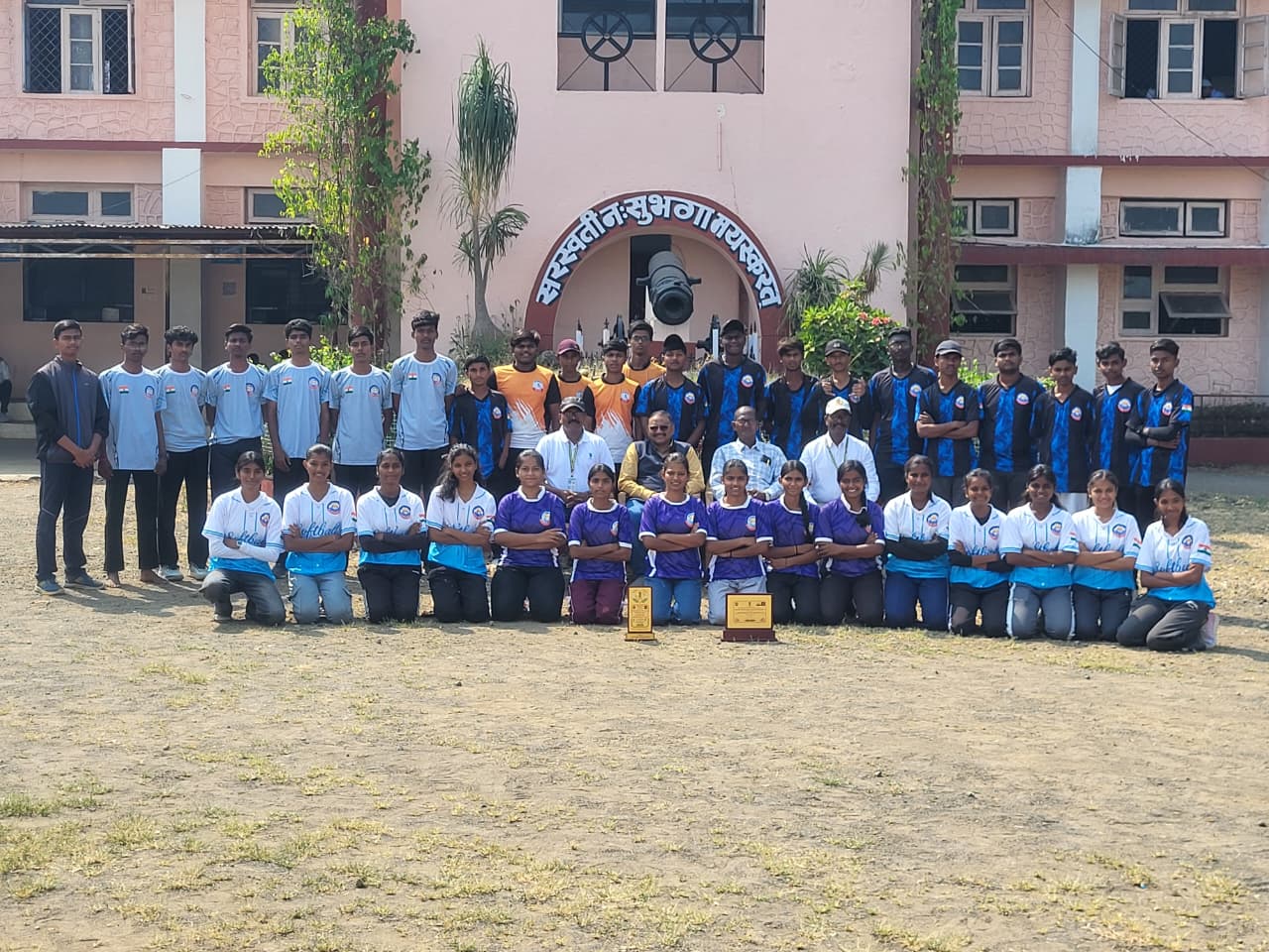 अमोलकचंद महाविद्यालयातील सॉफ्टबॉल, हाॅकी, वुशु, क्रिकेट, व्हॉलीबॉल, मुला मुलांचे संघ राज्यस्तरीय स्पर्धेसाठी जळगाव येथे रवाना